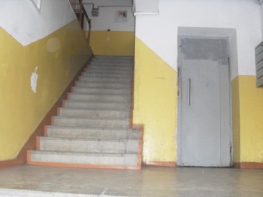 Hoţii au ajuns să fure balustrada din blocuri pentru bani